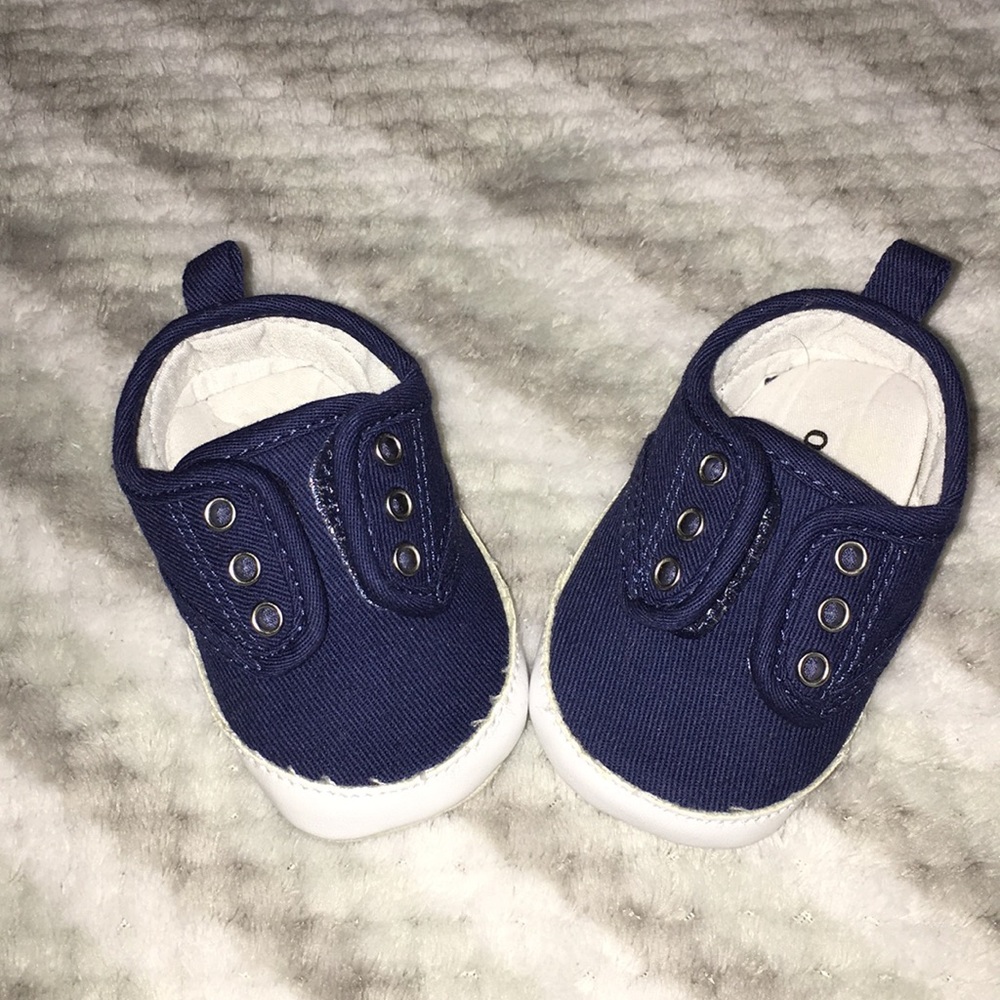 Old navy shoes size 0-3 months